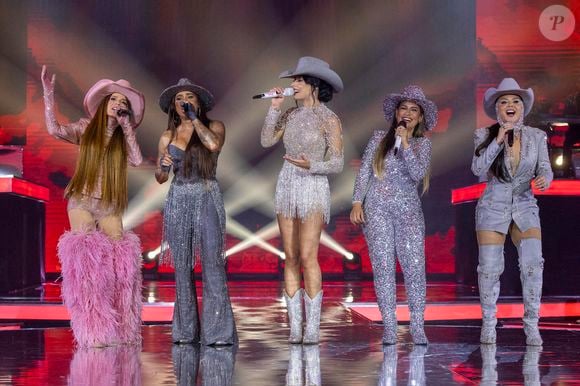 O brilho dominou os looks das cantoras no especial 'Amigas', da TV Globo