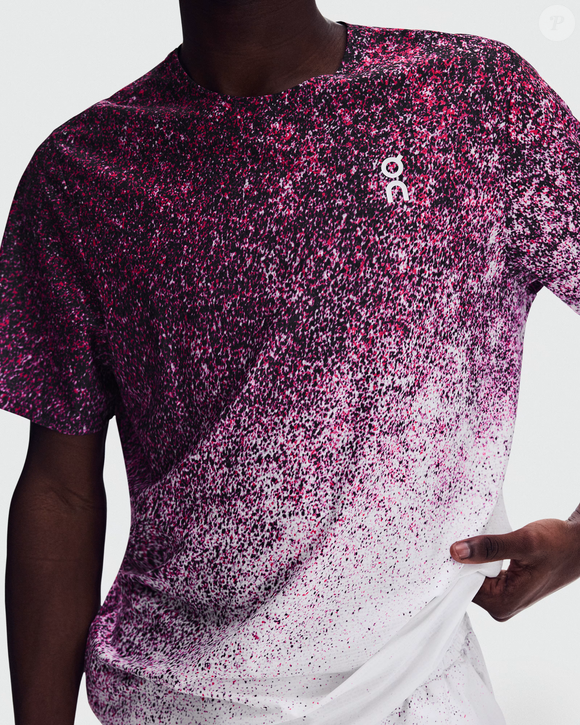 Já a camiseta escolhida pelo tenista brasileiro João Fonseca foi a Court-T Fade, na cor 'Nebula | White', vendida por R$ 549 no site oficial da marca