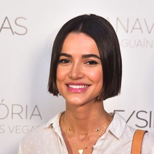 Manu Gavassi aparece com uma versão de chanel bem curtinha, na altura do queixo e com os fios lisos. A proposta é uma alternativa enxuta para quem busca um visual prático e moderno
