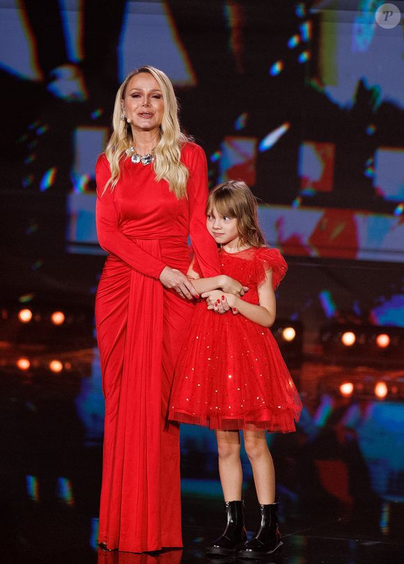 Eliana chorou ao dividir palco com a filha, Manuela, em evento da Globo