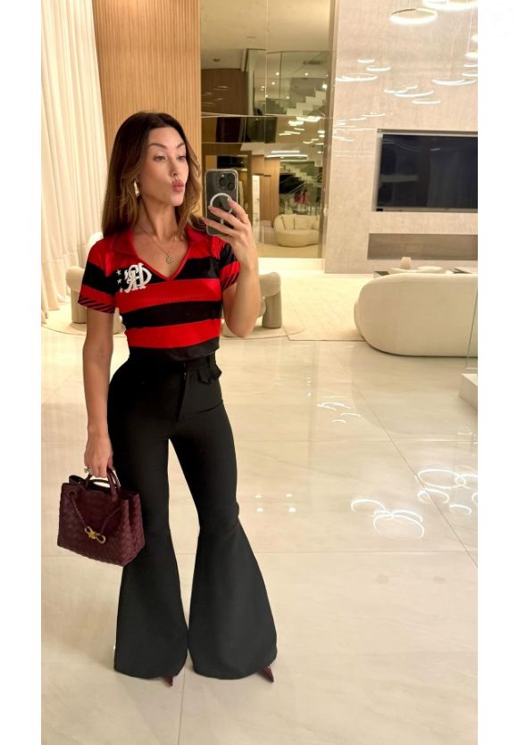 Casa de Jorginho, do Flamengo: grande sala de estar e mobília branca são destaques