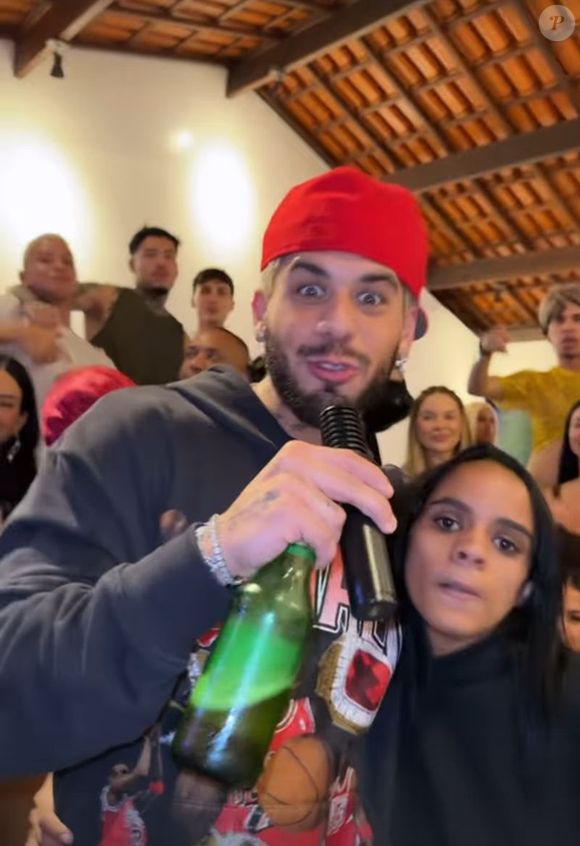 Logo que chegou, Zé Felipe cantou 'Tropa do Oruam' para os participantes do rancho