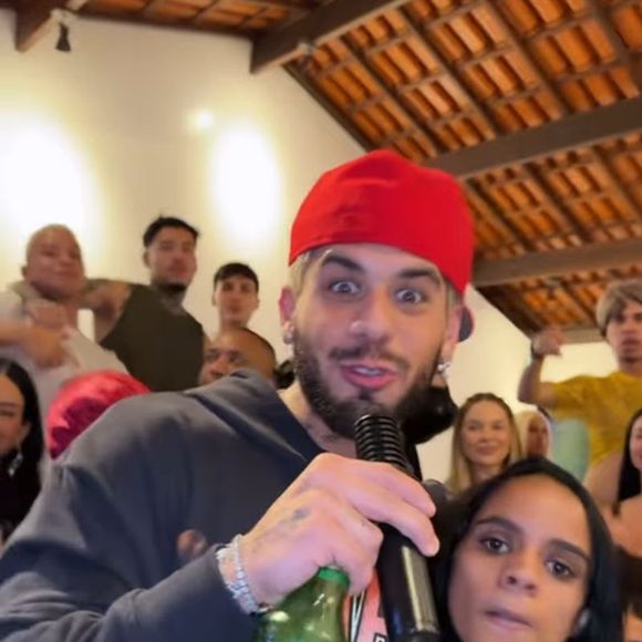 Logo que chegou, Zé Felipe cantou 'Tropa do Oruam' para os participantes do rancho