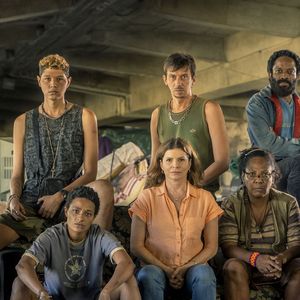 Série ‘Segunda chamada’ mostra a rotina de uma escola voltada à Educação de jovens e adultos, cujos alunos precisam superar histórias de trauma para conseguirem se formar