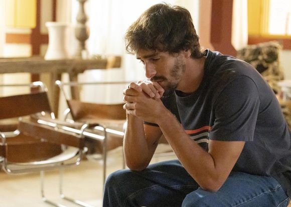 Cristiano (Bruno Montaleone) não suporta traição de Michele (Alanis Guillen) em Mania de Você