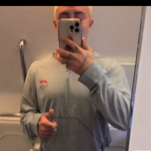 Internautas criticam atitude do cantor e apontam falta de bom senso em registro polêmico