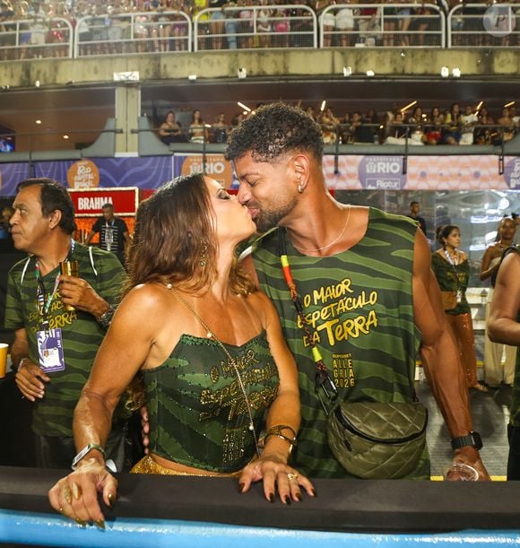 Carnaval 2026 com mais beijo de Viviane Araújo no marido, Guilherme Militão, durante os desfiles das escolas de samba da Série Ouro