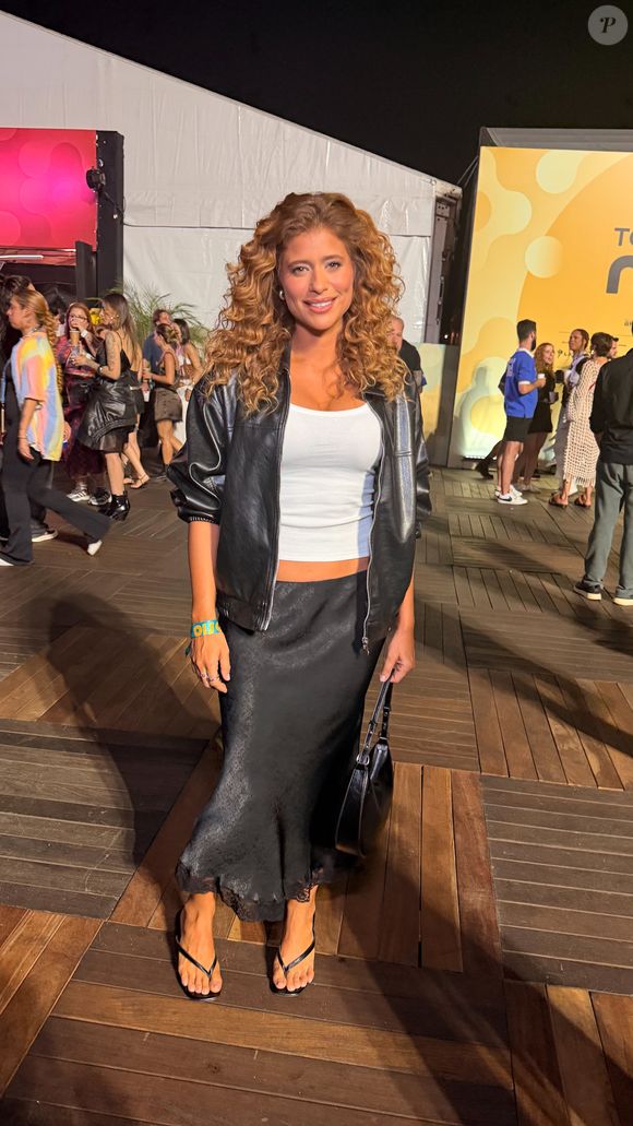 Isadora Cruz usou um look de jaqueta jeans, camiseta cropped branca e saia longa