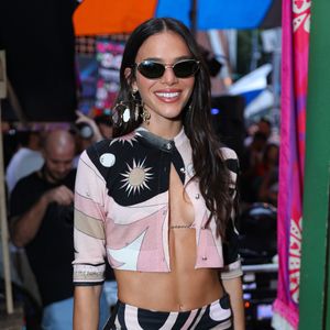 Bruna Marquezine abotoou apenas o primeiro botão do cropped, deixando sua barriga à mostra e uma parte do sutiã rosa também