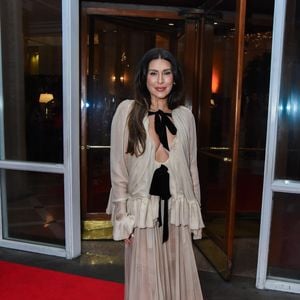 Fernanda Paes Leme usou look diferentão, todo trabalhado na transparência e nos babados; destaque para os detalhes pretos