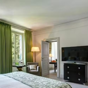 Cercado por oliveiras centenárias e com vista para o mar Adriático, o hotel combina a arquitetura histórica local com o conforto contemporâneo.