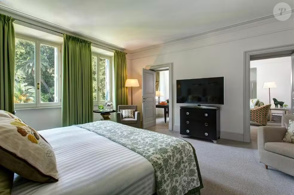 Cercado por oliveiras centenárias e com vista para o mar Adriático, o hotel combina a arquitetura histórica local com o conforto contemporâneo.