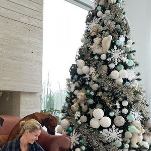 Ana Hickmann já optou pelo clássico branco para decorar a sua árvore! Os flocos de neve são excelentes 'pedidas' para quem tem crianças em casa! E vamos de 'Let It Go'...