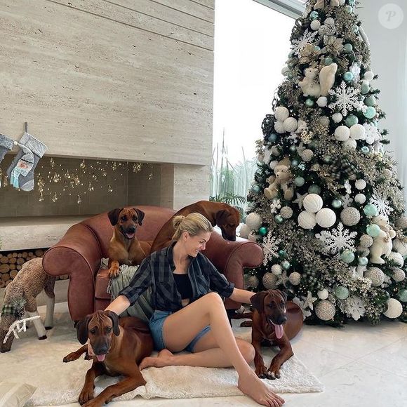 Ana Hickmann já optou pelo clássico branco para decorar a sua árvore! Os flocos de neve são excelentes 'pedidas' para quem tem crianças em casa! E vamos de 'Let It Go'...