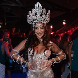 Carol Nakamura foi clicada com um look prata cheio de franjas e babados