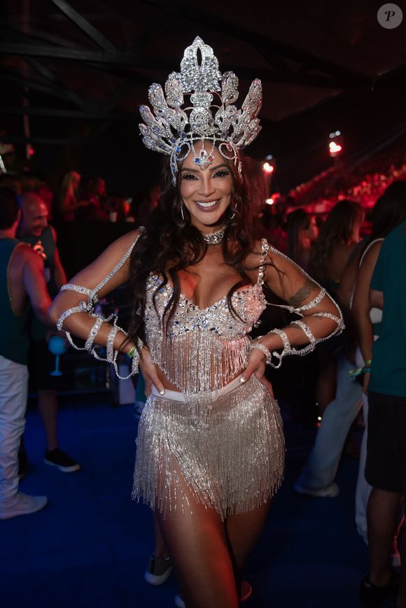 Carol Nakamura foi clicada com um look prata cheio de franjas e babados