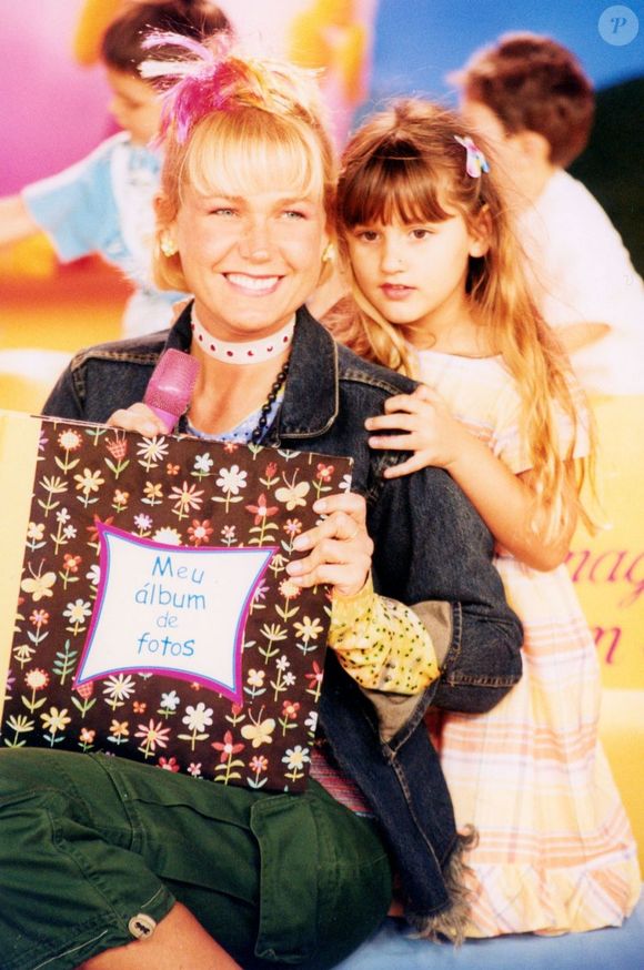 2. Xuxa Meneghel revelou que não foi responsável pelo envio das imagens do nascimento de Sasha, exibidas pelo 'Jornal Nacional' em 1998. 'Não fui eu que dei as imagens. A Marlene que gravou tudo e mandou sozinha, ela não me avisou se eu queria. Ela não me perguntou nada', afirmou a apresentadora ao recordar os bastidores da transmissão