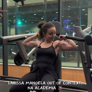 Larissa Manoela exibe muque e surpreende