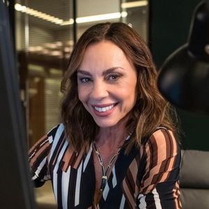 Xênica (Carla Marins) vivendo seu personagem em 'Três Graças'