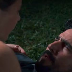 O que acontece com Ivan (Renato Goes) e Heleninha (Paolla Oliveira) em 'Vale Tudo'? Após esbarrão, casal terá romance intenso com direito a casamento
