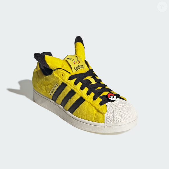 Com cabedal peludo em amarelo, o Tênis adidas Pokémon SUPERSTAR II transforma referências ao Pikachu em detalhes de um calçado pensado para criar um visual marcante