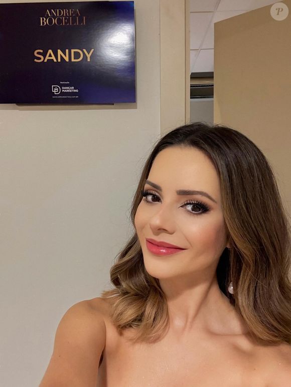 "Agora eu já preciso. Estou começando a ter marquinhas mais profundas de expressão. Desde os 25 eu faço isso: uso hidratante no rosto e nos olhos para dormir", entregou Sandy