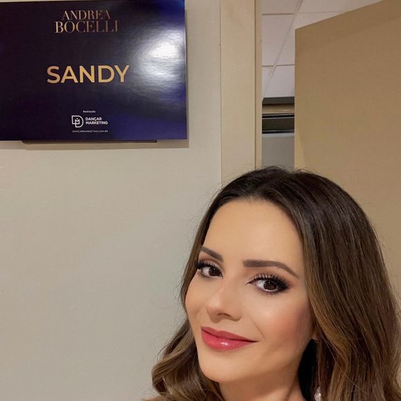 "Agora eu já preciso. Estou começando a ter marquinhas mais profundas de expressão. Desde os 25 eu faço isso: uso hidratante no rosto e nos olhos para dormir", entregou Sandy