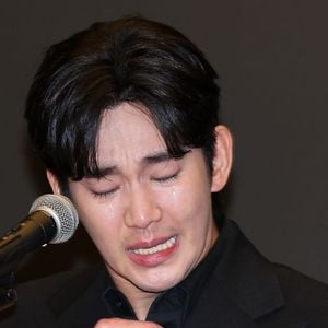 Kim Soo-hyun é demitido de cargo importante por grife de luxo italiana após polêmicas com a morte de Kim Sae-ron