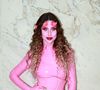 Bianca Andrade serviu tudo em um look diabólico futurista - e rosa!