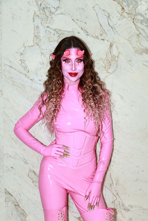 Bianca Andrade serviu tudo em um look diabólico futurista - e rosa!
