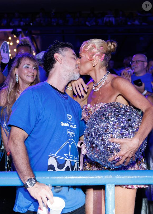 Adriane Galisteu e o marido, Alexandre Íodice, deram beijo na Sapucaí no segundo dia de desfiles do Grupo Especial do Rio