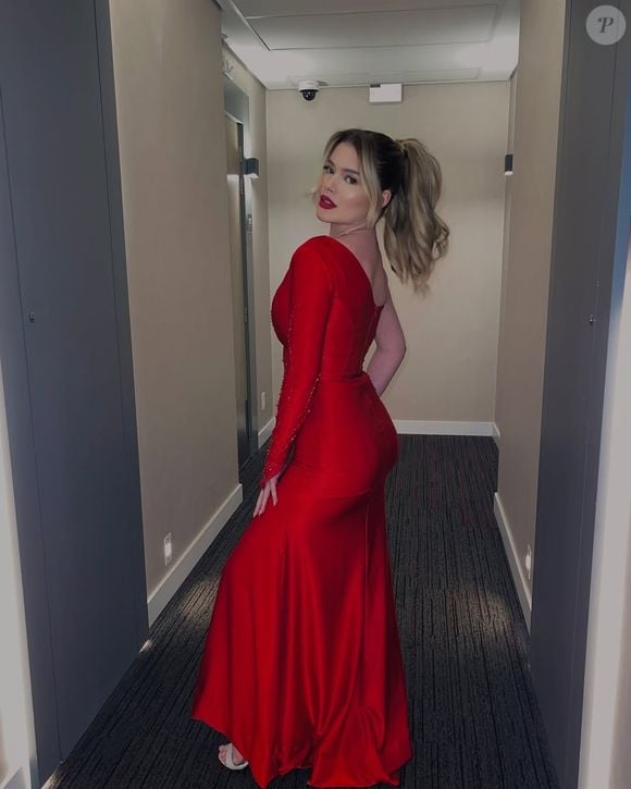 Julia Simoura apostou em um look vermelho para a final de 'A Fazenda 16'