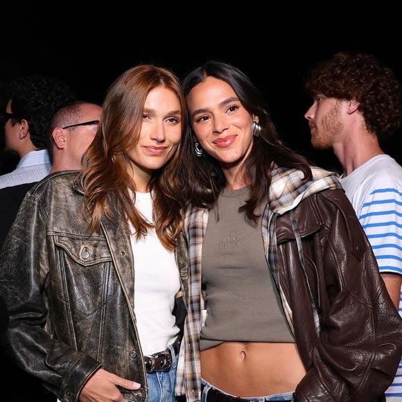 Bruna Marquezine e Sasha Meneghel usaram jaquetas para se proteger do frio