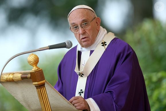 2016: Papa Francisco discursa durante missa no Cemitério Flaminio, na Itália