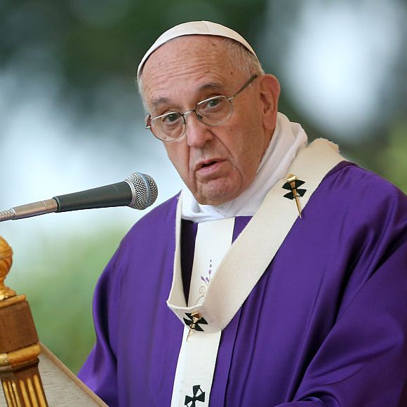 2016: Papa Francisco discursa durante missa no Cemitério Flaminio, na Itália