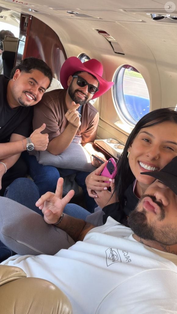 Ana Castela e Zé Felipe foram para a fazenda da cantora com amigos