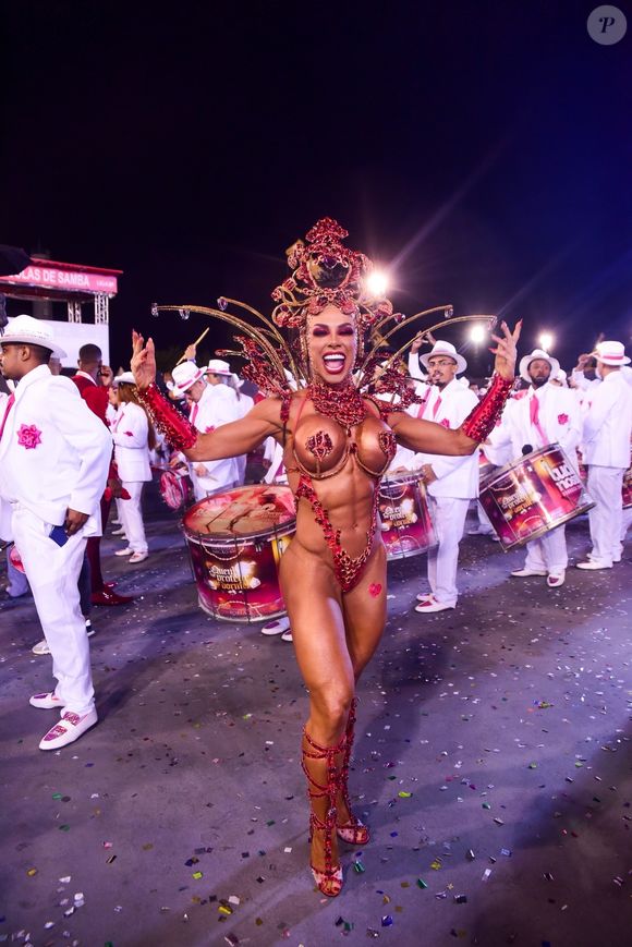 Renata Spallicci foi rainha de bateria da Barroca Zona Sul no Carnaval 2022