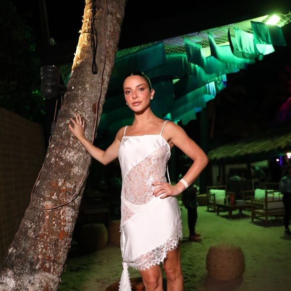 Vestido branco usado por Sara Mattar no Réveillon 2026 tinha mood romântico, com renda e transparência