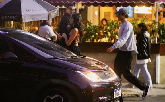 Bruna Marquezine atraiu olhares enquanto passava pela rua