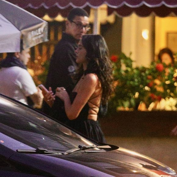 Bruna Marquezine atraiu olhares enquanto passava pela rua