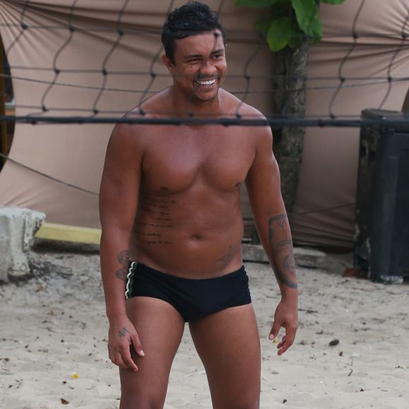 Em 'Renascer', Xamã roubou a cena ao deixar o bumbum à mostra