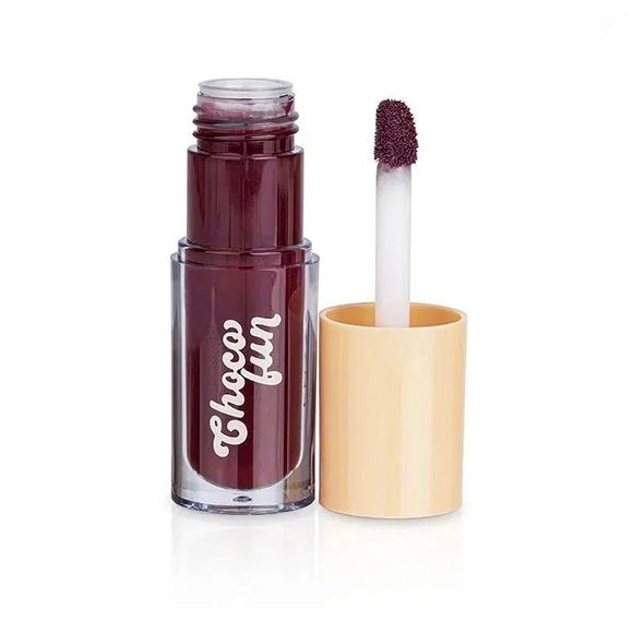 O efeito manchado é a alma do Cherry Lips, como se seus lábios tivessem sido tingidos naturalmente. Use o Tint Cream Choco Fun - Cor Brownie no centro da boca, pressionando os lábios para espalhar o produto sem ultrapassar os limites do contorno.