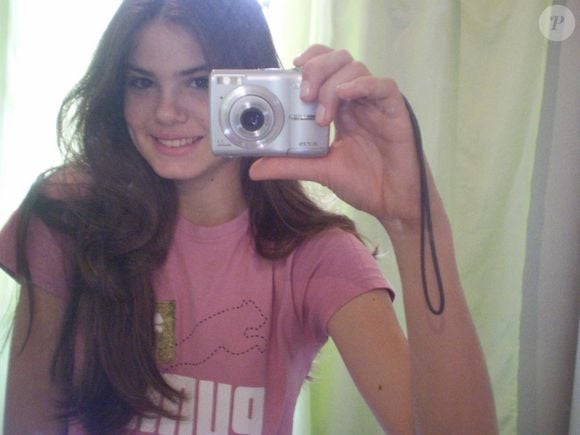 Camila Queiroz já impressionava com tamanha beleza natural ainda na juventude