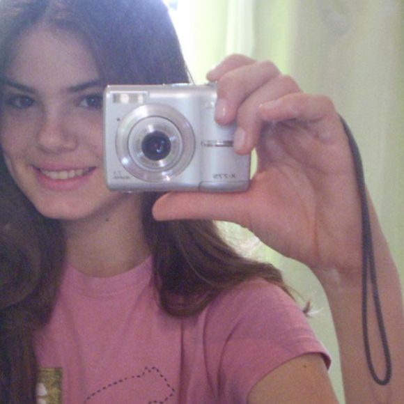 Camila Queiroz já impressionava com tamanha beleza natural ainda na juventude