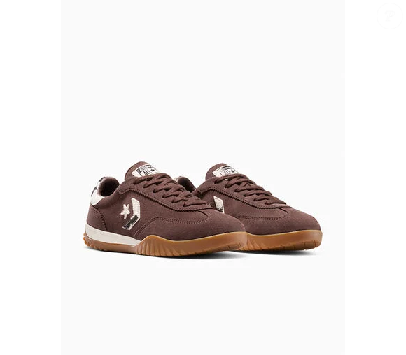 Esses sapatos já não se parecem com um Converse; agora têm um visual mais elegante, semelhante a um sapato social estilo Oxford, adequado para qualquer ocasião, desde as reuniões mais sérias e profissionais até as mais formais.