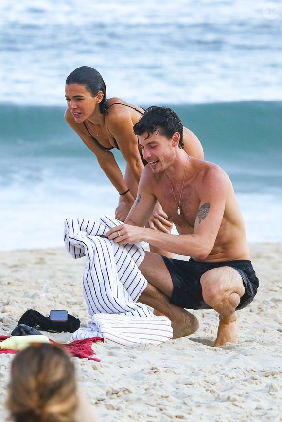 Bruna Marquezine e Shawn Mendes são flagrados em clima de romance durante tarde de praia em São Conrado, no Rio de Janeiro