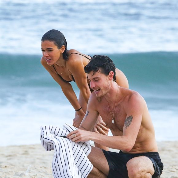 Bruna Marquezine e Shawn Mendes são flagrados em clima de romance durante tarde de praia em São Conrado, no Rio de Janeiro
