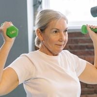 Adeus aos braços flácidos: três exercícios ideais para fortalecer os tríceps em casa, segundo uma treinadora