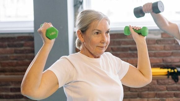 Adeus aos braços flácidos: três exercícios ideais para fortalecer os tríceps em casa, segundo uma treinadora