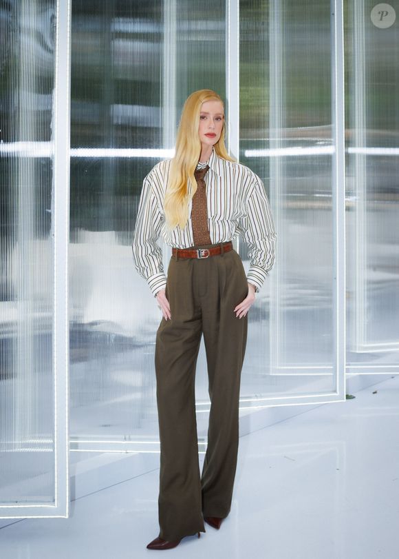 Uma boa camisa pode ser usada de mil formas: aberta com top por baixo, fechada até o colarinho, com nó na cintura, por dentro ou fora da calça